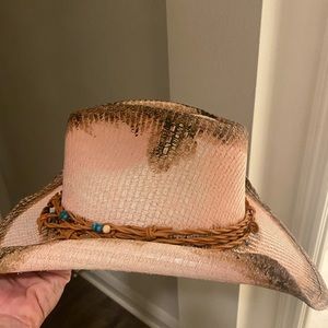 Selling this SUPER cute cowboy hat!! Only worn once in Nashville, TN🤠🤠